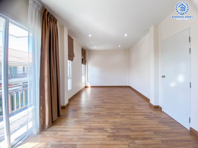 ทาวน์เฮ้าส์มือสองย่านนนทบุรี ม.นนท์ณิชา บางใหญ่2 หลังมุม! เนื้อที่มากถึง 38.4 ตร.ว. ฟังก์ชัน 3 ห้องนอน 2 ห้องน้ำ 1 ที่จอดรถ บนทำเลแห่งการเดินทาง เชื่อมต่อถ.กาญจนาภิเษก, ถ.รัตนาธิเบศก ใกล้รถไฟฟ้าสายสีม่วง "สถานีตลาดบางใหญ่" และทางด่วน "ศรีรัช"